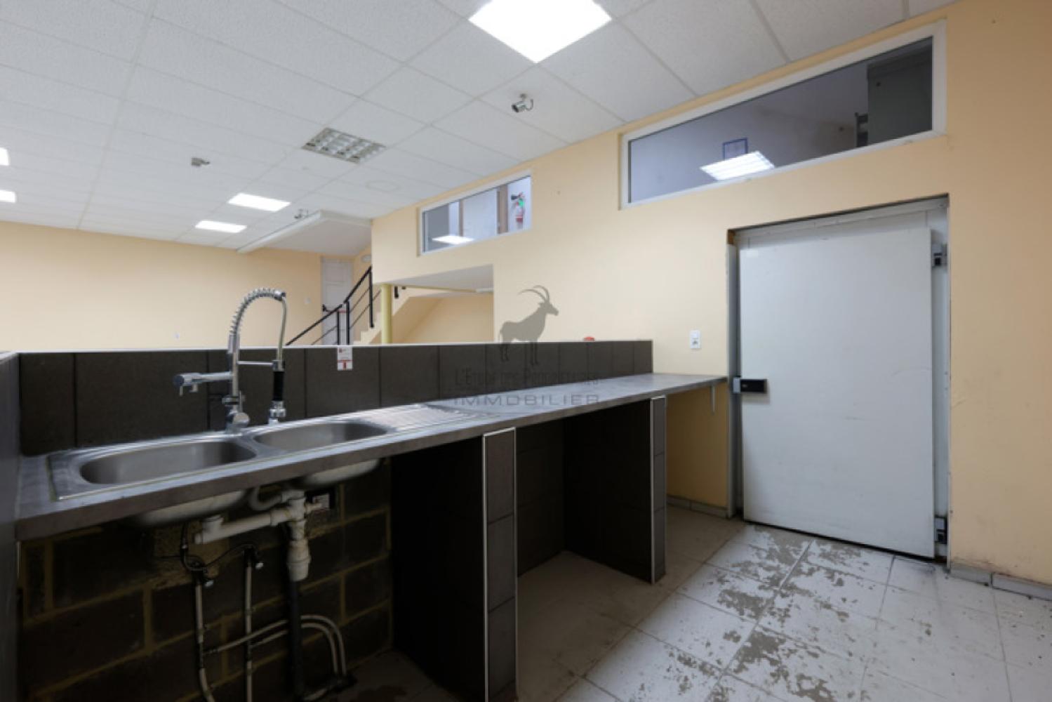 Commercial property for rent in Monceau-Sur-Sambre