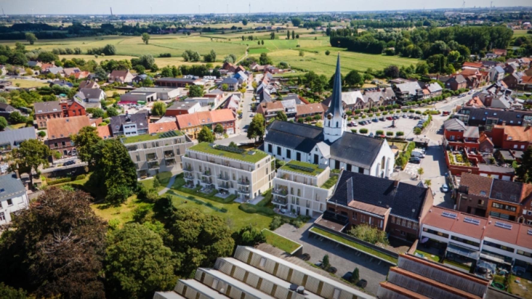 Green Square presenteert u 35 nieuwbouwappartementen en een winkelpand, letterlijk ónder de Kerktoren van Sleidinge. - Appartement à vendre