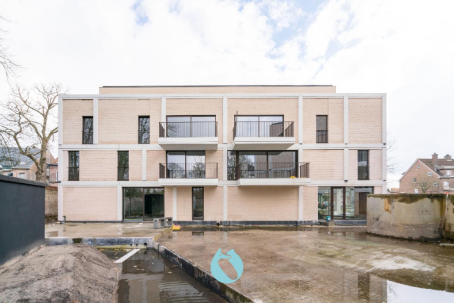Green Square presenteert u 35 nieuwbouwappartementen en een winkelpand, letterlijk ónder de Kerktoren van Sleidinge. - Appartement à vendre
