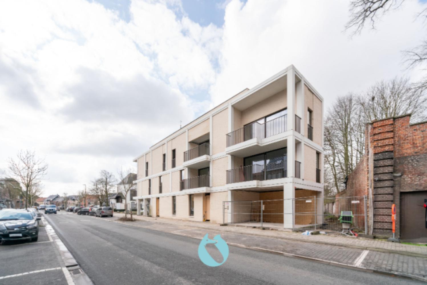 Green Square presenteert u 35 nieuwbouwappartementen en een winkelpand, letterlijk ónder de Kerktoren van Sleidinge. - Appartement à vendre