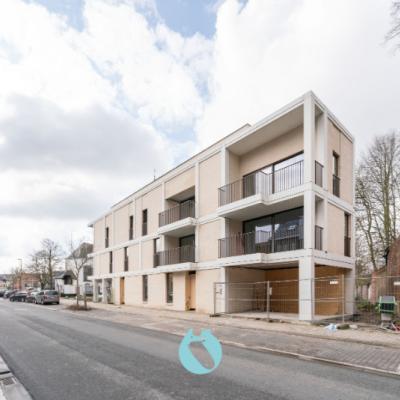 Green Square presenteert u 35 nieuwbouwappartementen en een winkelpand, letterlijk ónder de Kerktoren van Sleidinge. - Appartement à vendre