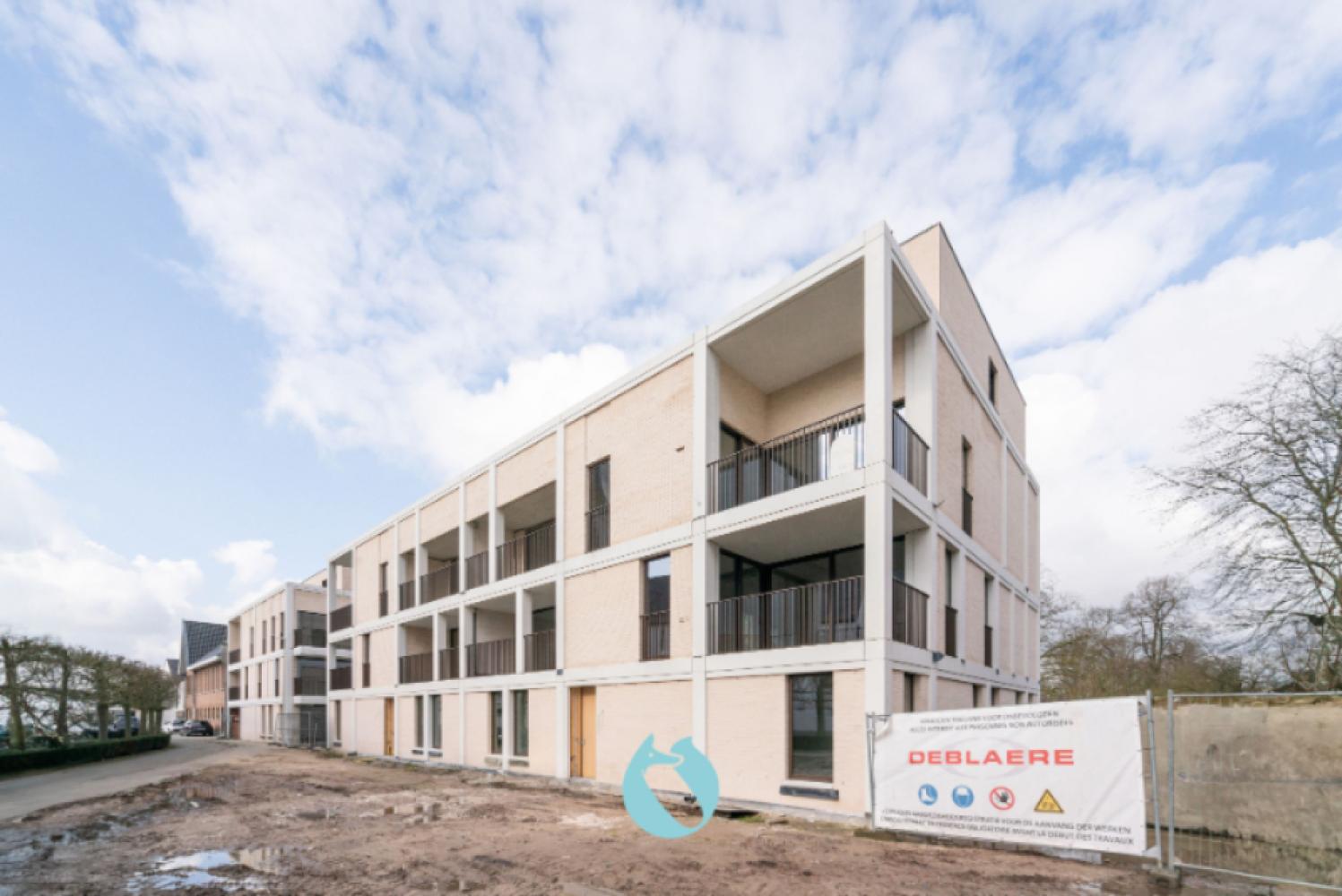 Green Square presenteert u 35 nieuwbouwappartementen en een winkelpand, letterlijk ónder de Kerktoren van Sleidinge. - Appartement à vendre