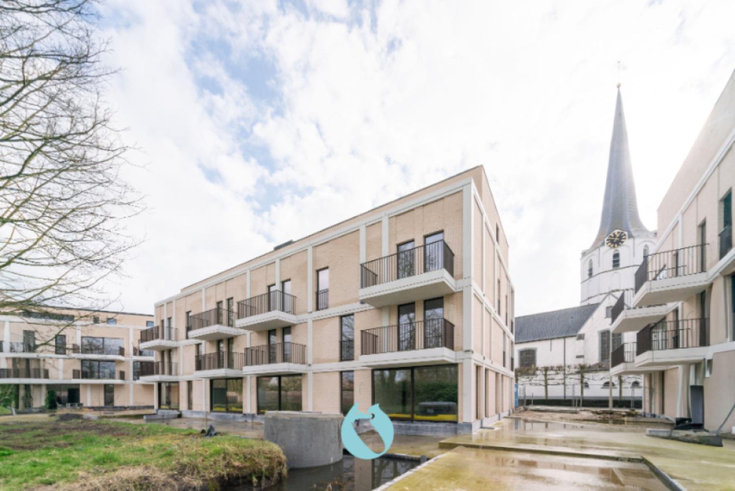 Green Square presenteert u 35 nieuwbouwappartementen en een winkelpand, letterlijk ónder de Kerktoren van Sleidinge. - Appartement à vendre