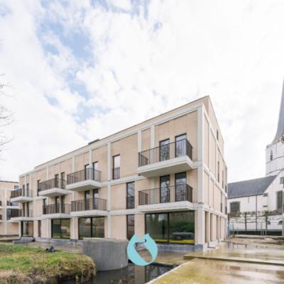 Green Square presenteert u 35 nieuwbouwappartementen en een winkelpand, letterlijk ónder de Kerktoren van Sleidinge. - Appartement à vendre
