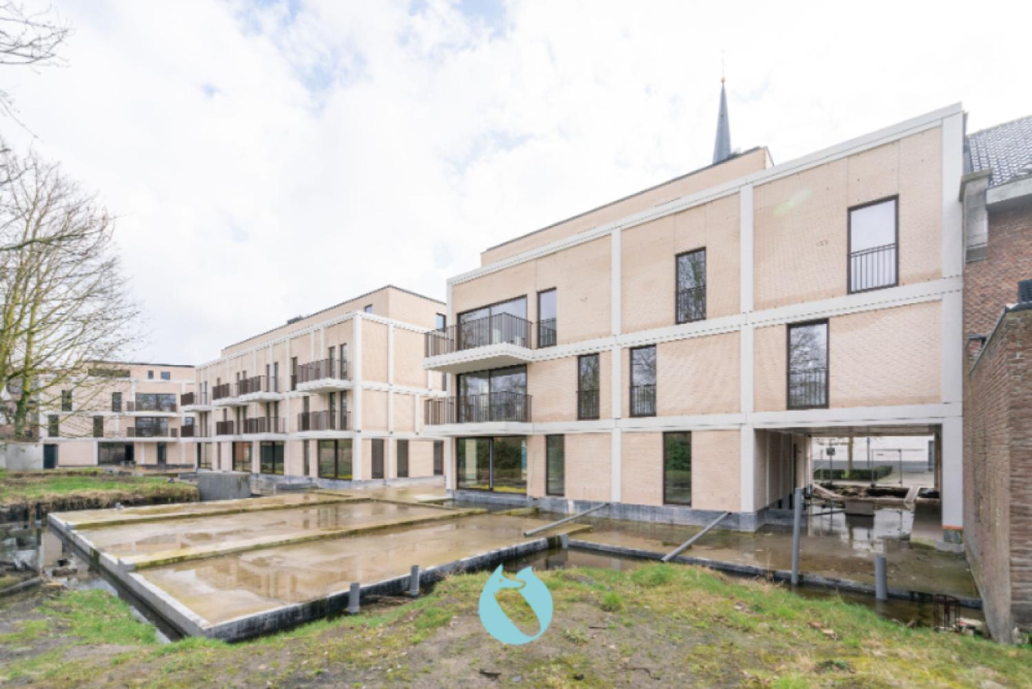 Green Square presenteert u 35 nieuwbouwappartementen en een winkelpand, letterlijk ónder de Kerktoren van Sleidinge. - Appartement à vendre
