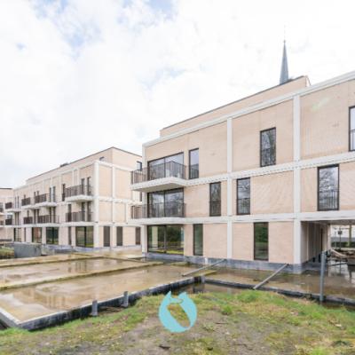 Green Square presenteert u 35 nieuwbouwappartementen en een winkelpand, letterlijk ónder de Kerktoren van Sleidinge. - Appartement à vendre