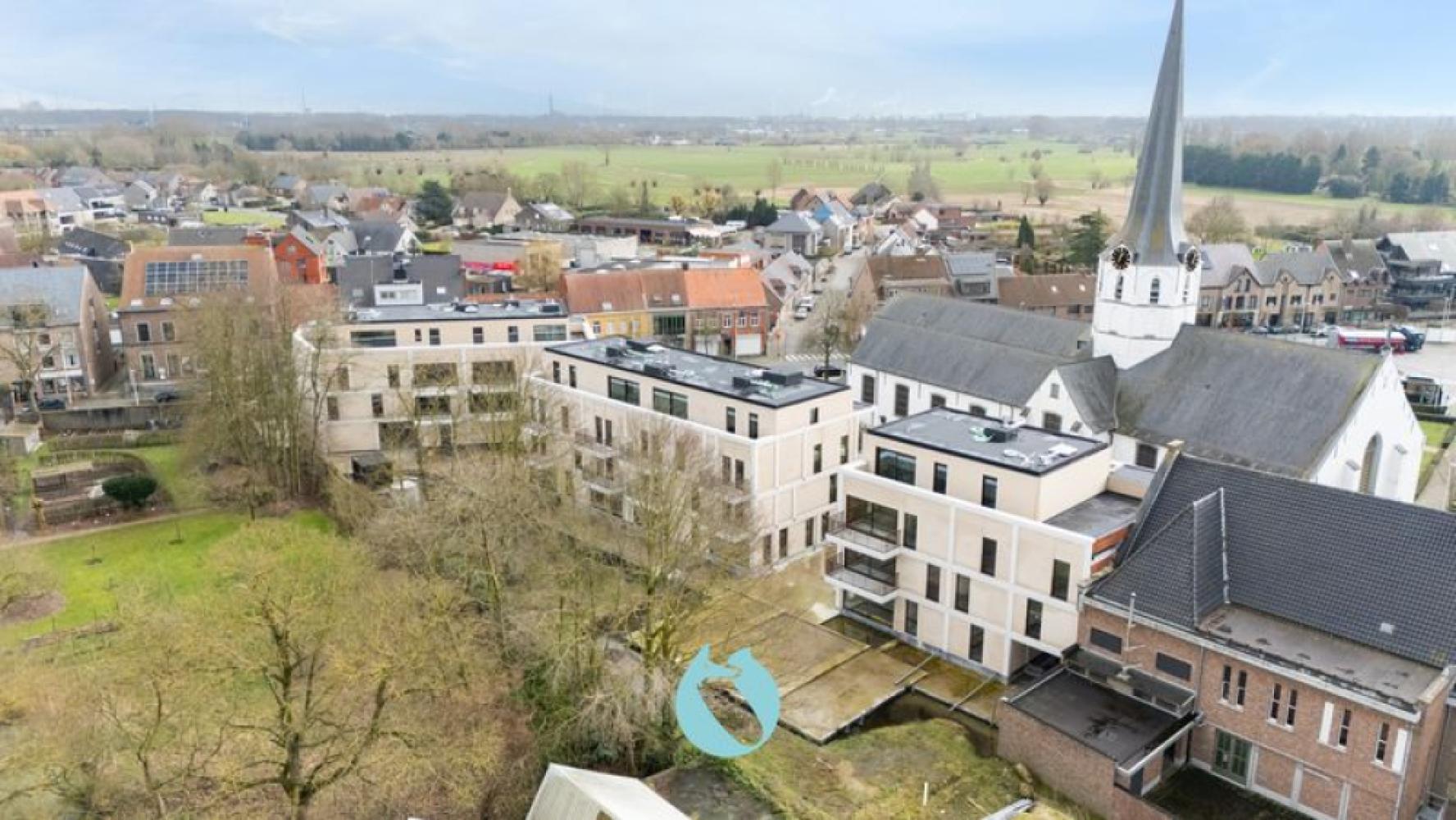 Green Square presenteert u 35 nieuwbouwappartementen en een winkelpand, letterlijk ónder de Kerktoren van Sleidinge. - Appartement à vendre