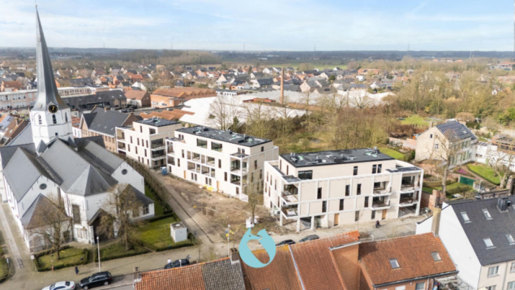 Green Square presenteert u 35 nieuwbouwappartementen en een winkelpand, letterlijk ónder de Kerktoren van Sleidinge. - Appartement à vendre
