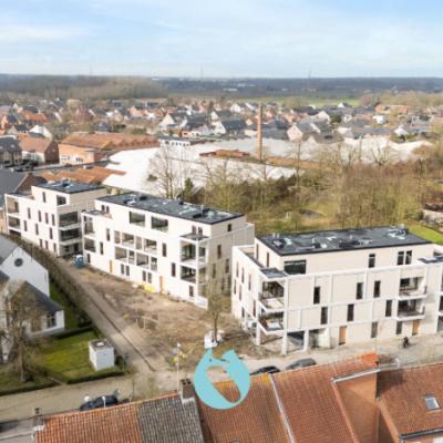 Green Square presenteert u 35 nieuwbouwappartementen en een winkelpand, letterlijk ónder de Kerktoren van Sleidinge. - Appartement à vendre