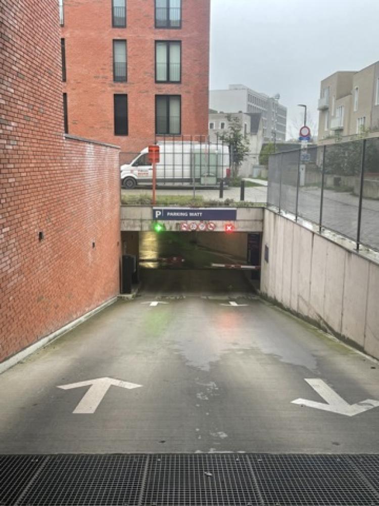 Covered parking area for rent in Ghent