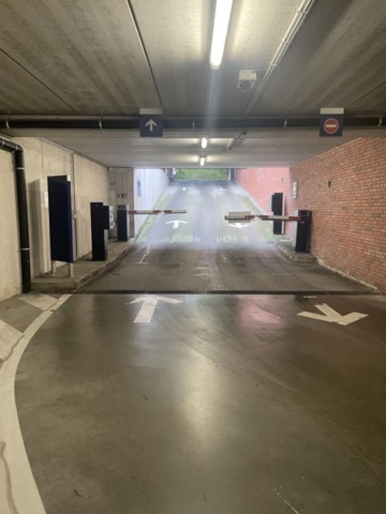 Covered parking area for rent in Ghent
