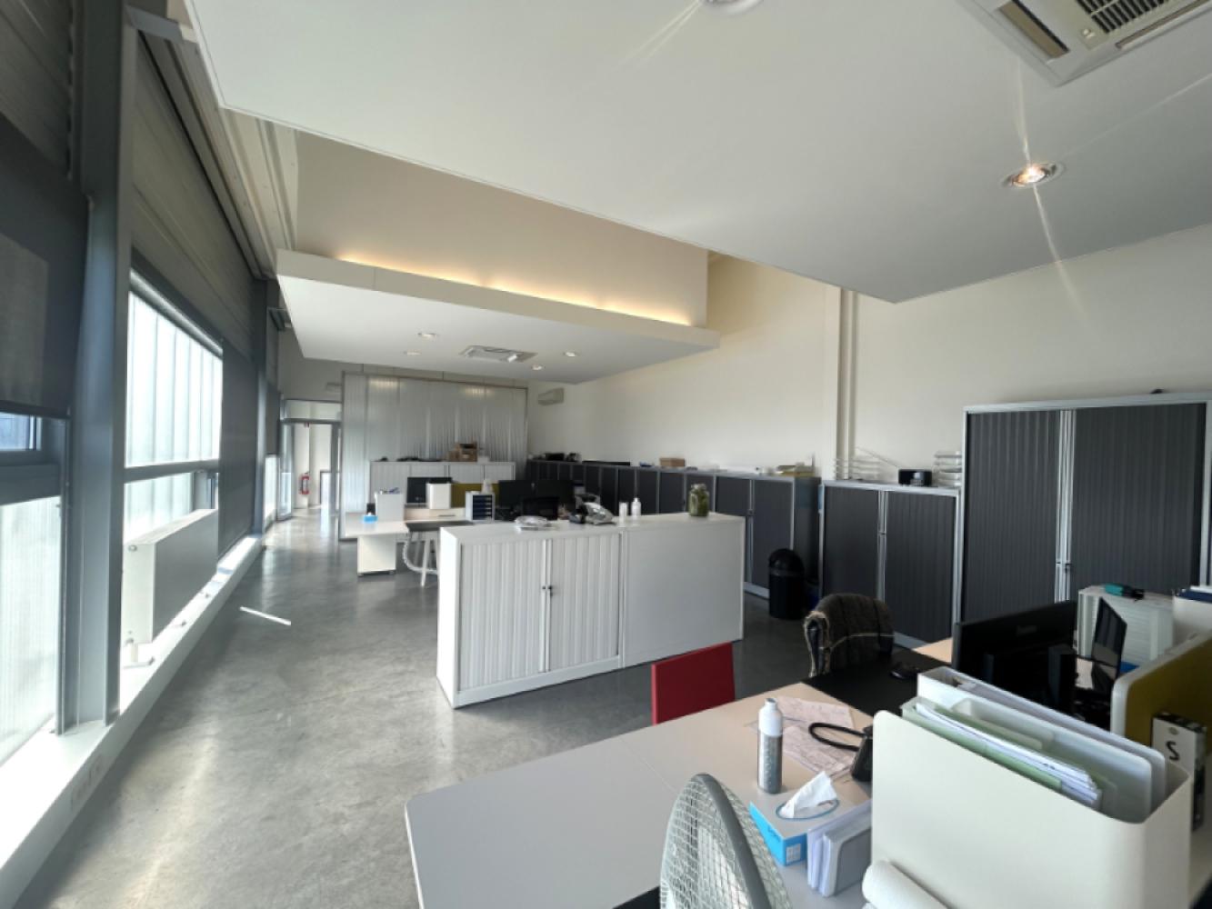 Commerciële eigendom te koop in Mariakerke