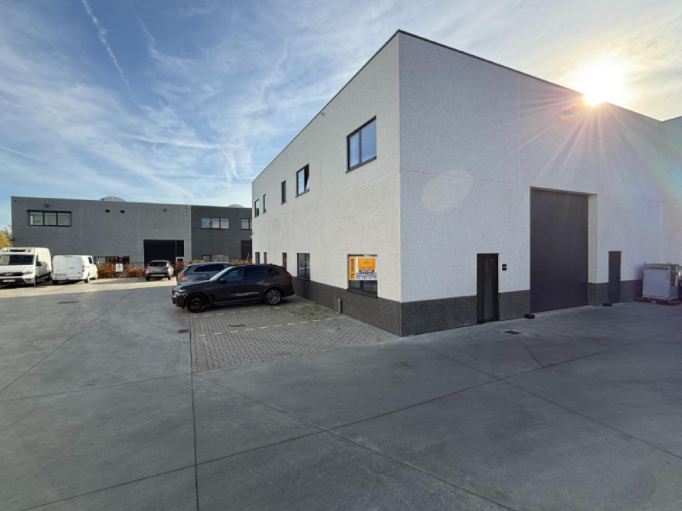 Commercial property for rent in Eke